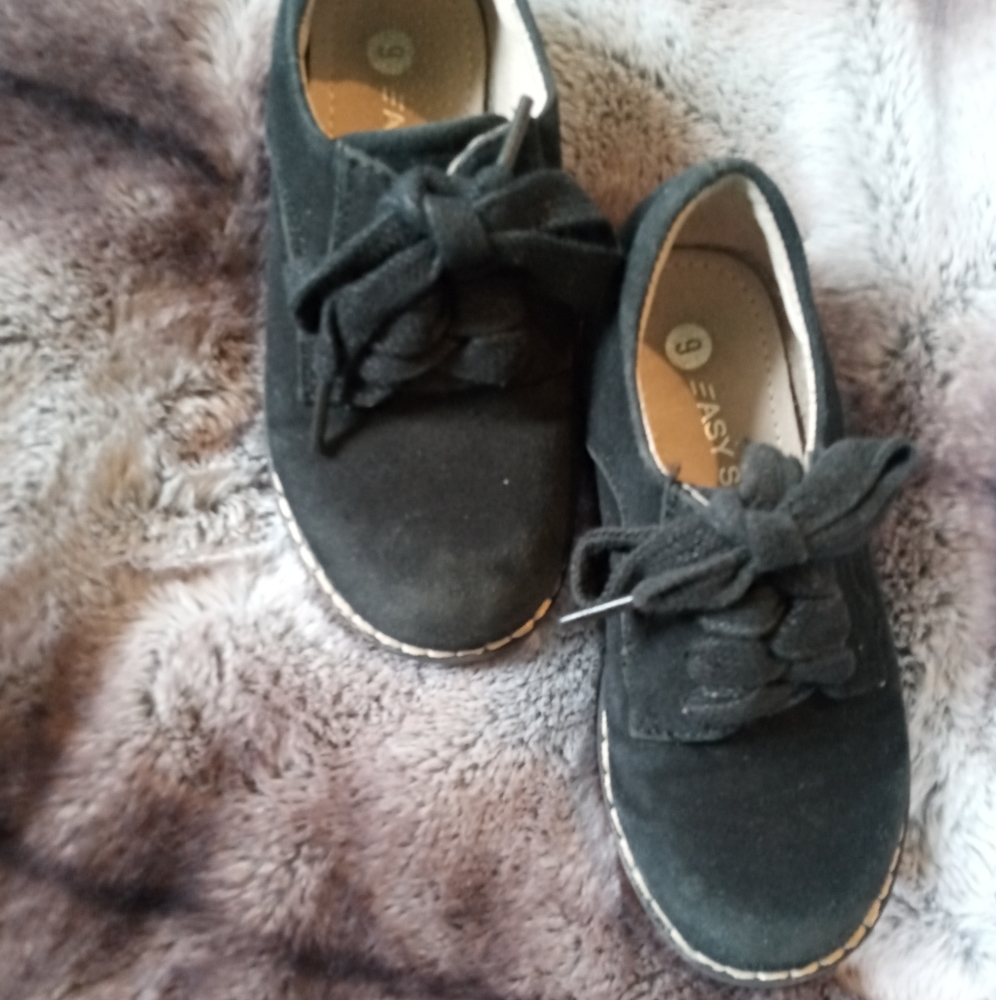 Boys dress shoes. Suede finish.